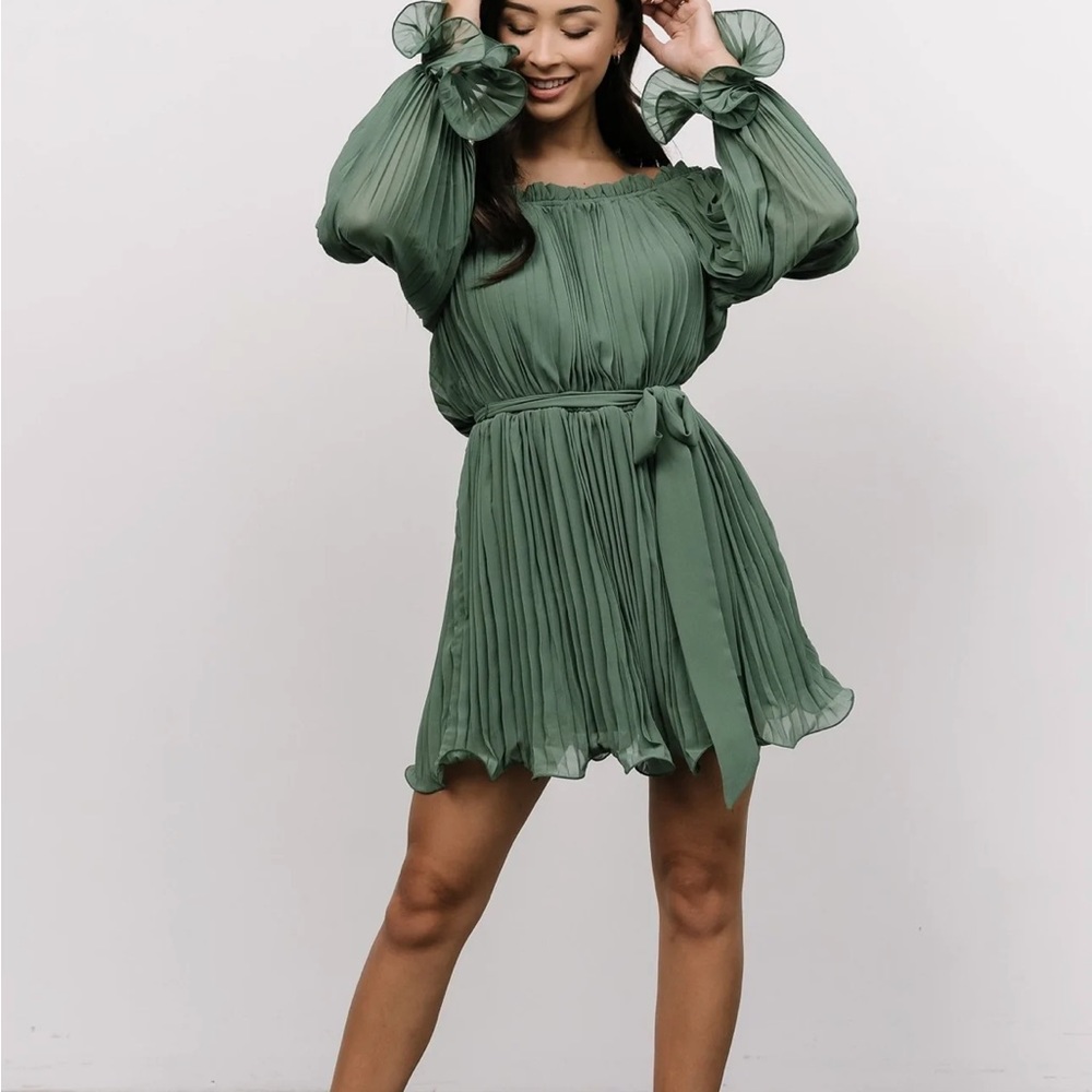 Green dress. Strapless.